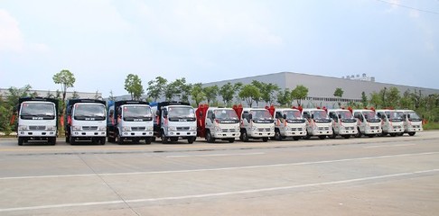 程力专用汽车股份 大批量环卫垃圾车交车现场图记，品质交付铸就绿色未来